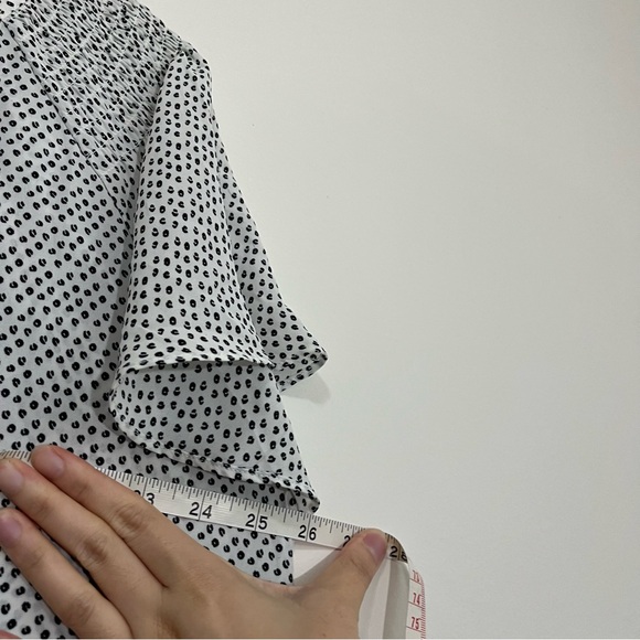 Rose + Olive Size 2X White Black Abstract Dot Print V Neck Blouse Flutter Sleeve - Picture 13 of 14